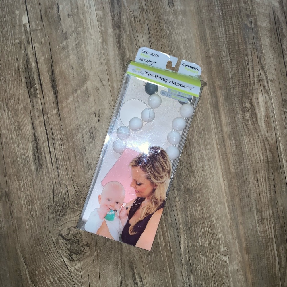 NWT Itzy Ritzy Teething Necklace